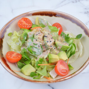 24/ INSALATA CON AVOCADO E SALSA SESAMO